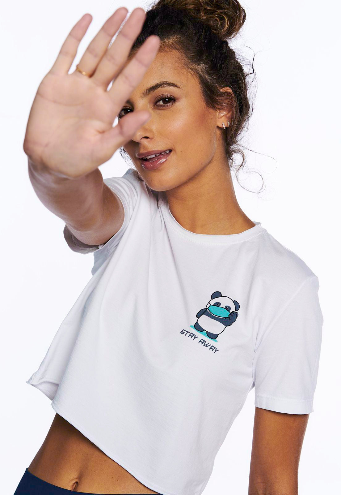 T-shirt Cropped Pandinha Quarentena Stay Away Branco